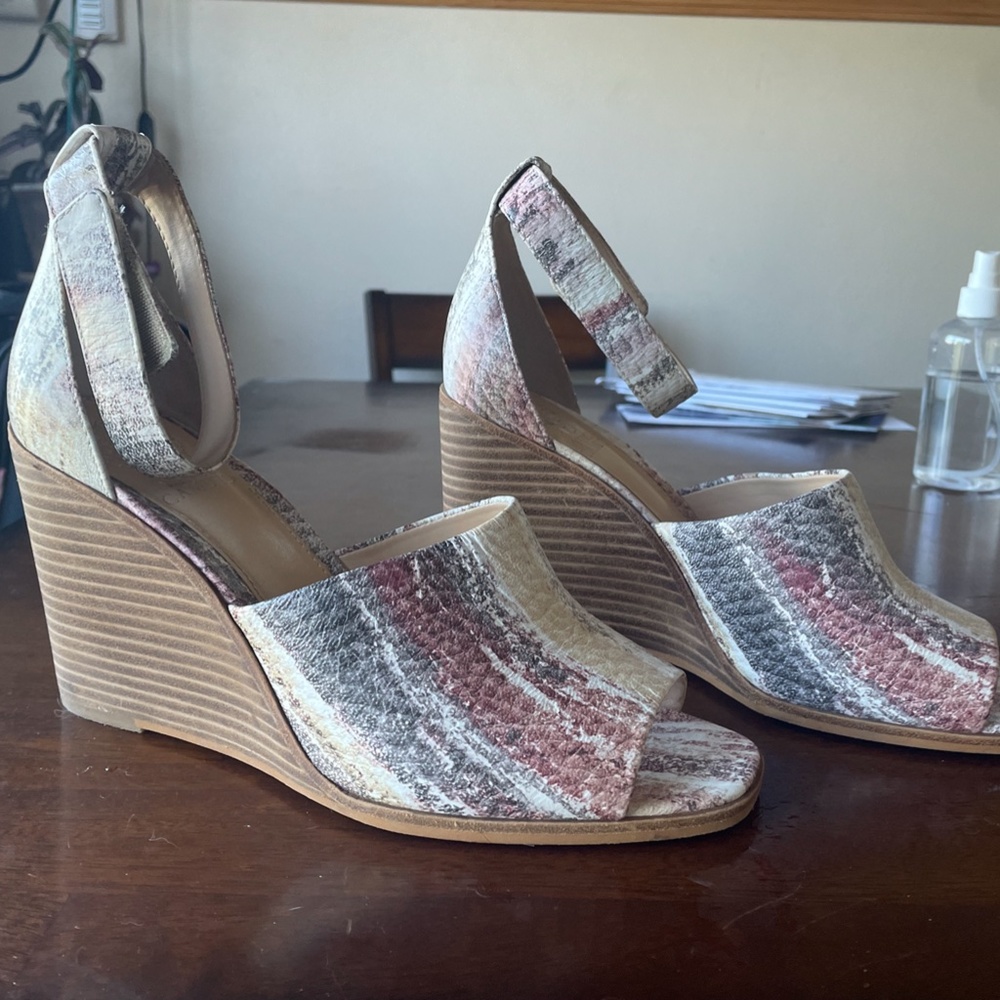 Patterned Wedged Heel - Picture 3 of 4